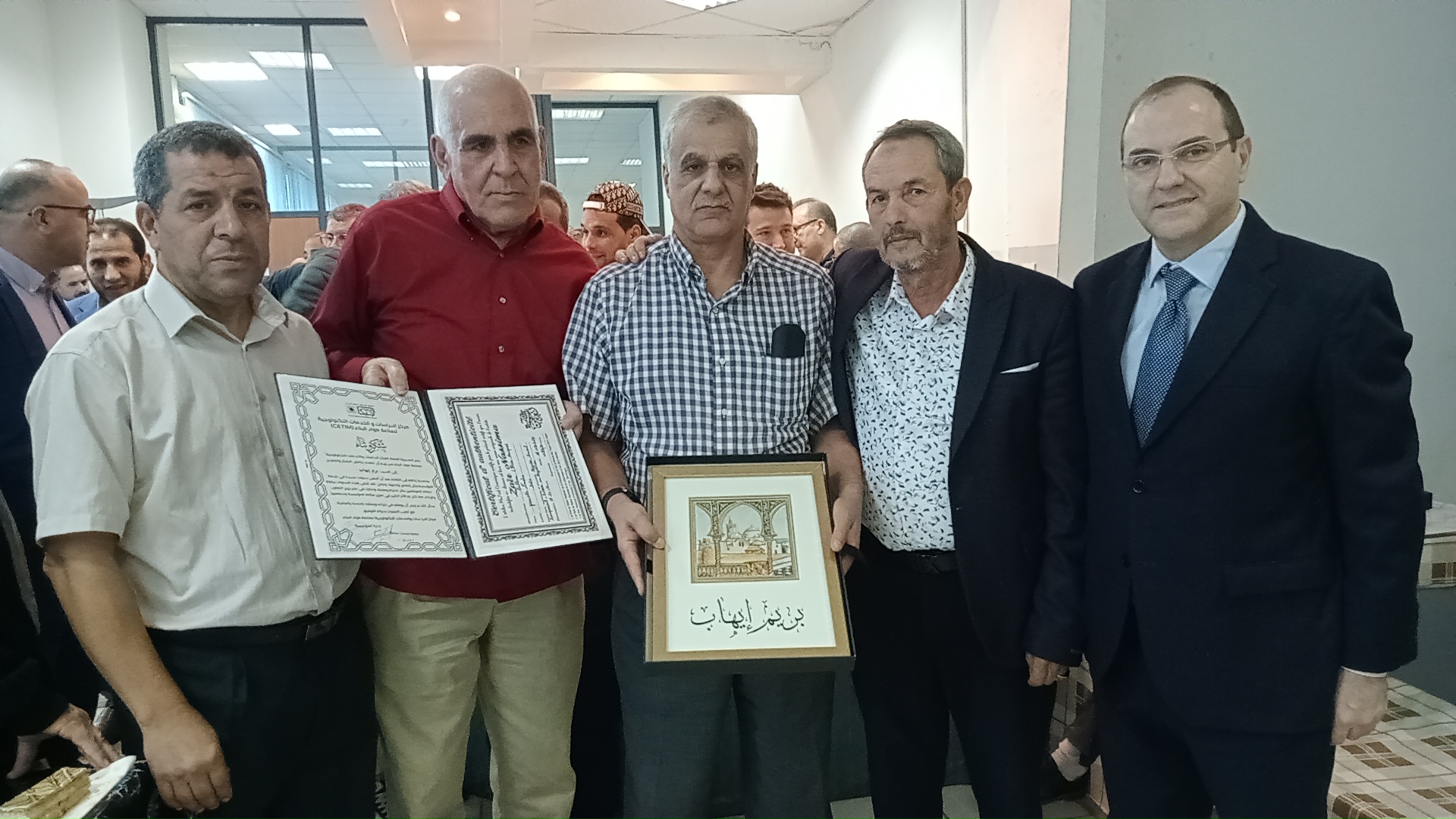 Dans une atmosphère de convivialité, chargée d’émotion, collègues et anciens retraités, se sont réunis le dimanche 27 octobre 2024 au siège du CETIM sis à boumerdes, pour célébrer le départ à la retraite de trois employés du CETIM mais aussi pour célébrer l'anniversaire de la création de l'entreprise.
Les trois heureux retraités sont Mme IKHLEF KARIMA assistante de direction, M. AKLI MEROUANE S/DIRECTEUR étude et assistance et M. BERIM IHAB S/ DIRECTEUR appui à la production, tous ayant passé une trentaine d'années au service du Centre d'Études et de Services Technologiques de l'Industrie des Matériaux de Construction filiale du Groupe Industriel des Ciments d'Algérie (GICA).
Prenant la parole en premier, M. Lyes MADI, Président Directeur Général du CETIM a notamment rappelé le parcours exemplaire des trois nouveaux retraités en les remerciant pour leurs efforts inlassables, les sacrifices consentis et pour leurs dévouements durant leurs carrières tout en leur souhaitant une retraite paisible et tranquille auprès de leurs familles. Des collègues et d'anciens retraités, invités à assister à cette cérémonie, ont également pris la parole pour témoigner du sérieux et de la bonne exemplarité de leurs collègues retraités en leur souhaitant une nouvelle vie pleine de santé, de joie et de bien-être.
 
Au menu de cette cérémonie, il était question aussi de célébrer l'anniversaire de la création du CETIM le mois d'octobre 1998, qui a, il faut le rappelé, existé sous d'autres formes et appellations depuis 1965.
Témoin de la création du CETIM, M. Ali DERRAS, ancien cadre supérieur retraité, a tenu de rappeler à l'assistance le combat et les sacrifices consentis par chacun des anciens travailleurs, femmes et hommes, qui ont fait du CETIM une force motrice au service du développement de l'industrie des matériaux de constructions nationale. Il a tenu par ailleurs à rendre hommage à l'ancien PDG du CETIM, M. Abdenour Hadj Touta et au défunt, M. Sadok Stiti, ancien cadre supérieur de l’industrie des matériaux de construction, qui ont joué un rôle crucial dans le développement et le rayonnement du CETIM et de conclure son intervention en lançons un appel à la nouvelle génération de préserver cet héritage et de poursuivre le développement entamé par leurs aînés.
À la fin de cette rencontre, les nouveaux retraités ont reçu des tableaux d'honneur et des attestations de mérite.
La cérémonie s'est terminée dans une atmosphère chaleureuse autour d'une collation en présence de tous les travailleurs.
 
 
 
 

